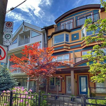 Stunning Rooms In Townhouse Across The Beach Toronto Bagian luar foto