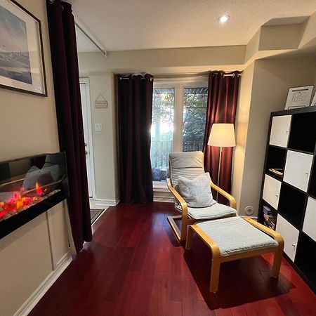 Stunning Rooms In Townhouse Across The Beach Toronto Bagian luar foto