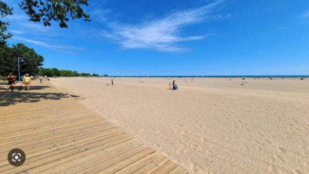 Stunning Rooms In Townhouse Across The Beach Toronto Bagian luar foto