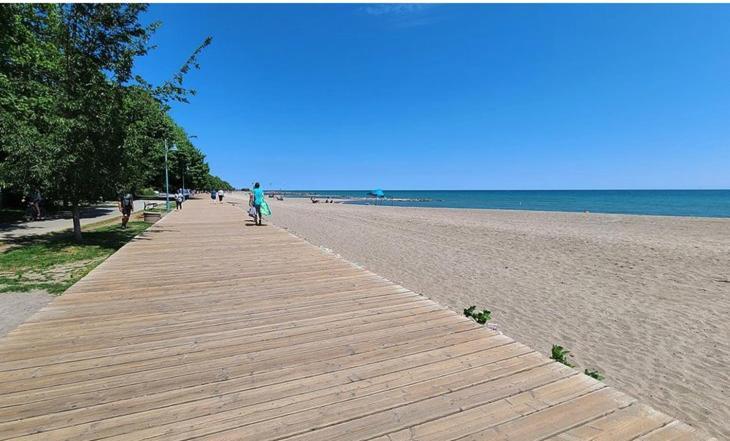 Stunning Rooms In Townhouse Across The Beach Toronto Bagian luar foto