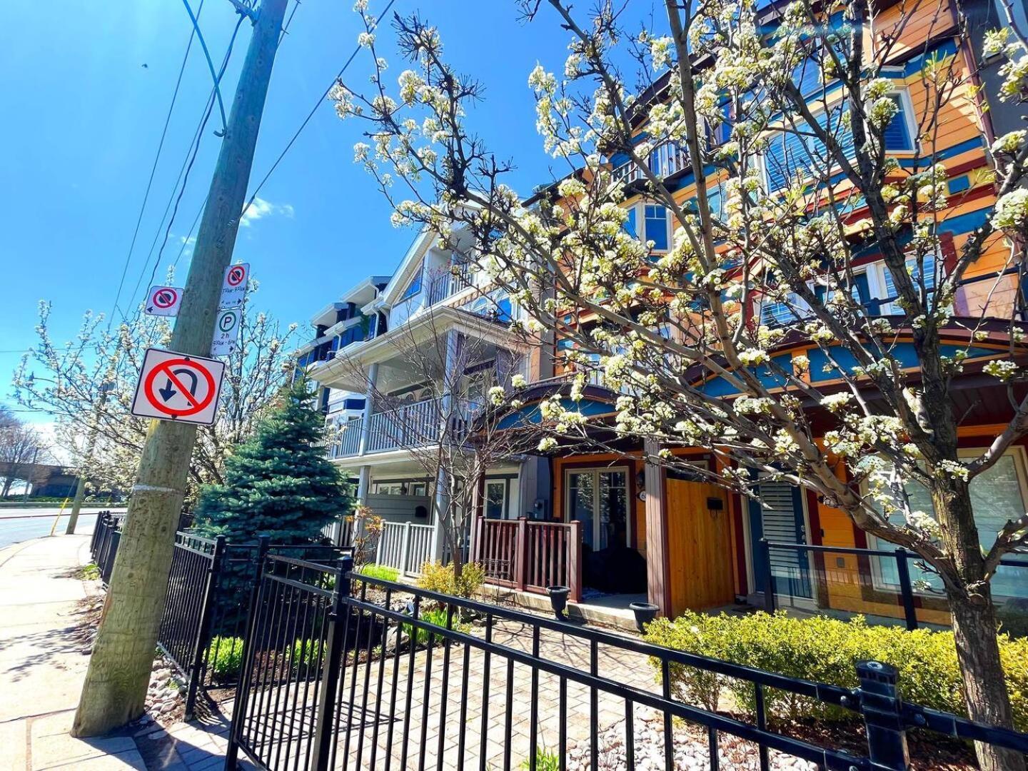 Stunning Rooms In Townhouse Across The Beach Toronto Bagian luar foto