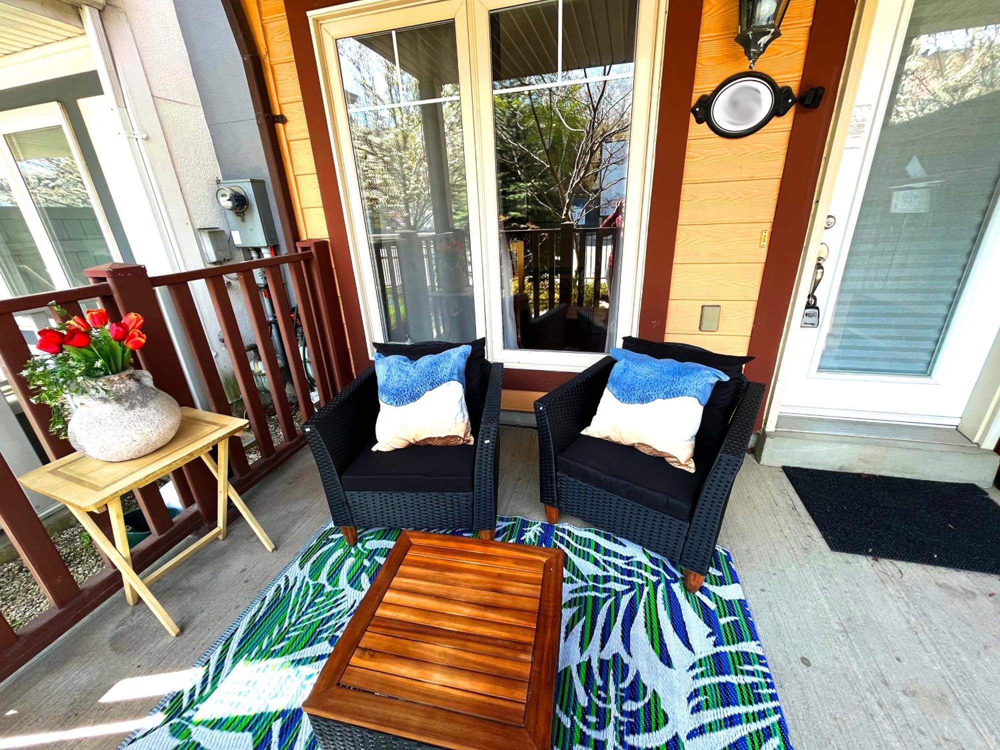 Stunning Rooms In Townhouse Across The Beach Toronto Bagian luar foto